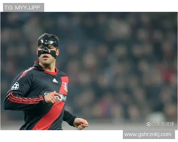 足球明星佩戴面罩训练视频揭秘运动员如何应对伤病挑战与恢复过程 足球明星佩戴面罩训练视频揭秘运动员如何应对伤病挑战与恢复过程